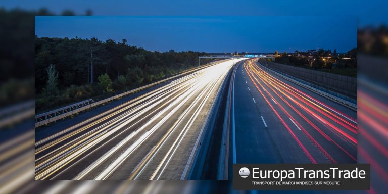 effets de filets lumineux sur voies d'autoroutes évoquant le transports routiers