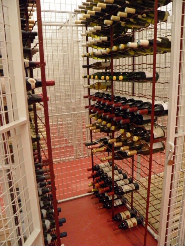 Un box individuel avec casiers à vin dans LA CAVE LYON