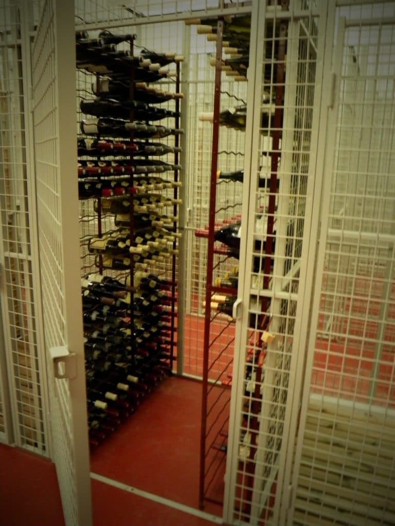 Un box individuel avec casiers à vin dans LA CAVE LYON