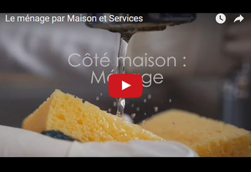 Une femme de ménage à domicile avec Maison & Services