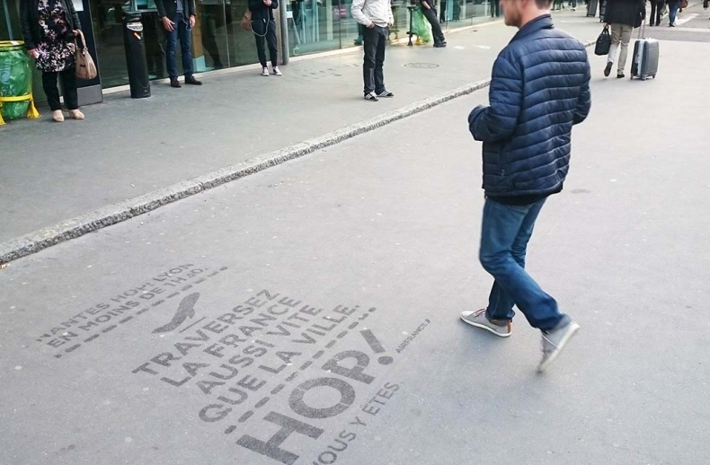 Une start-up lyonnaise invente la publicité…biodégradable sur les trottoirs